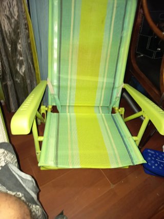 Silla de playa plegable verde y amarilla