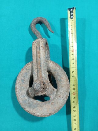 Polea antigua de metal con gancho