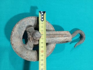 Polea antigua de metal con gancho