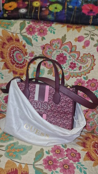 Bolso Guess de Mano con correa para hombro GRANATE