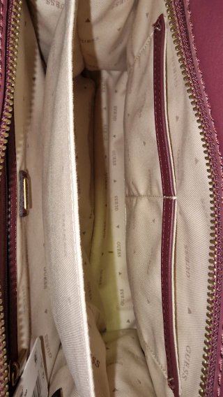Bolso Guess de Mano con correa para hombro GRANATE