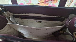 Bolso Guess de Mano con correa para hombro GRANATE