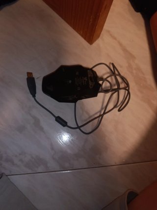 Mouse da computer con cavo nero e grigio