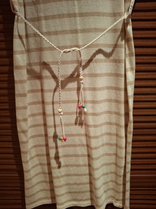 Vestido de rayas beige y dorado