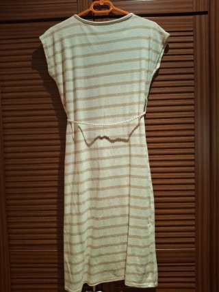 Vestido de rayas beige y dorado
