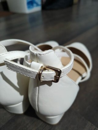 Sandali bianchi con cinturini