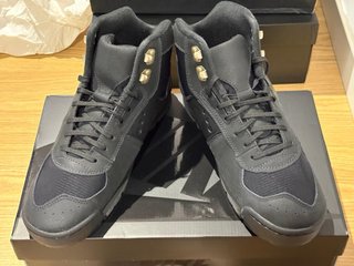 Stivali Nike Baltoro Neri e Dorati