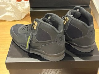 Stivali Nike Baltoro Neri e Dorati