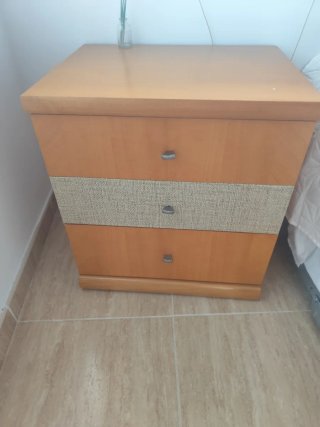 Mesita de noche de madera y tela