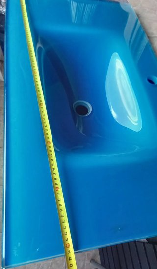 Mueble de baño con lavabo azul y blanco