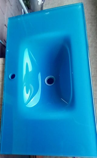 Mueble de baño con lavabo azul y blanco