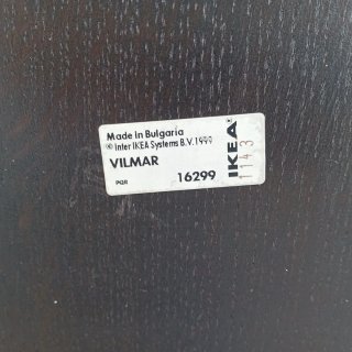 Sillas negras de madera y metal