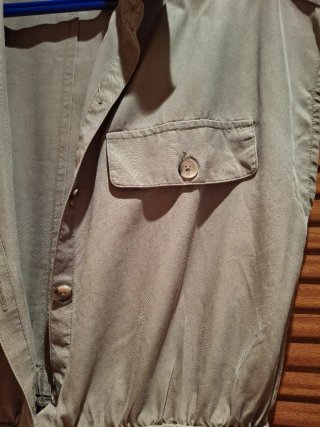 Vestido caqui de manga corta con cinturón