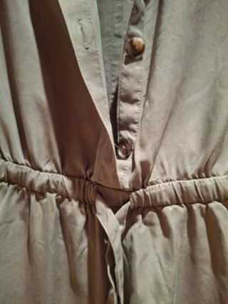 Vestido caqui de manga corta con cinturón