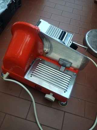 Affettatrice professionale rossa