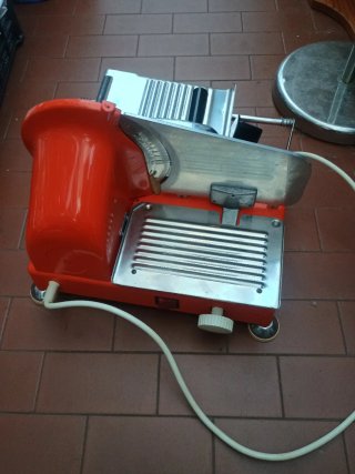 Affettatrice professionale rossa