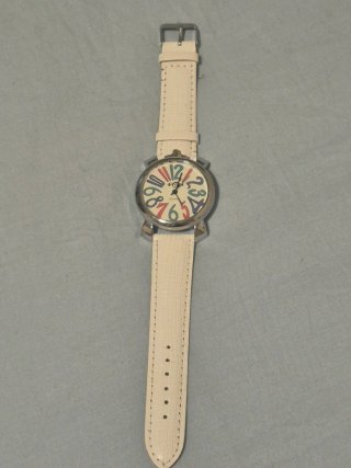 Reloj VQA multicolor y blanco