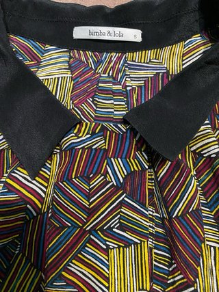 Blusa Bimba y Lola 100% seda estampado geométrico.