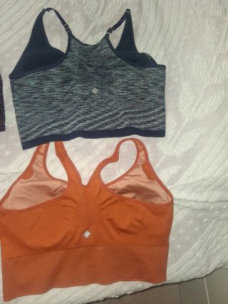 Lotto 4 pezzi: 2 reggiseni sportivi e 2 pantaloni