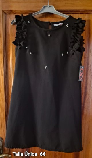 Vestido negro con volantes y perlas