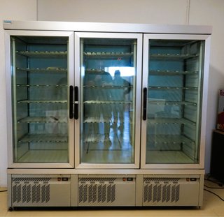 Armario Expositor Refrigerado 1400 Litros 3 Puert