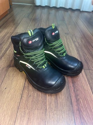 Stivali di sicurezza neri e verdi