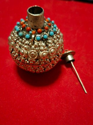 Perfumero antiguo con detalles dorados y turquesa
