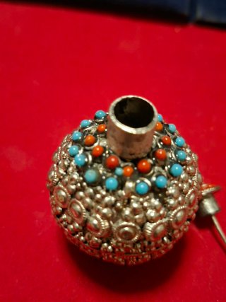 Perfumero antiguo con detalles dorados y turquesa