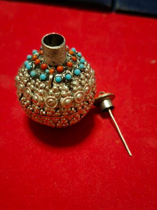 Perfumero antiguo con detalles dorados y turquesa