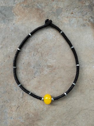 Collar artesanal con cuenta amarilla