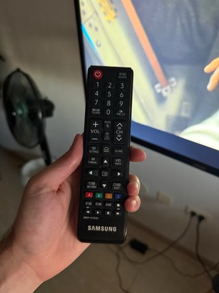 Televisor Samsung 32” LED Full HD + Soporte