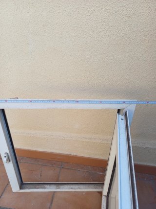 Puerta de aluminio blanca