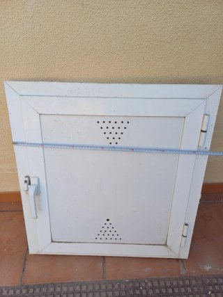 Puerta de aluminio blanca