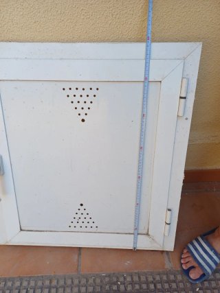 Puerta de aluminio blanca