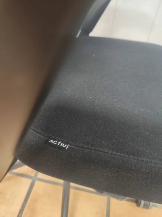 Silla de oficina ergonómica negra