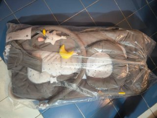 Hamaca para bebé gris con juguetes