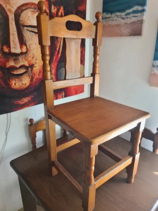 Mesa de comedor con 4 sillas de madera