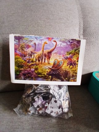 Puzzle di dinosauri in scatola