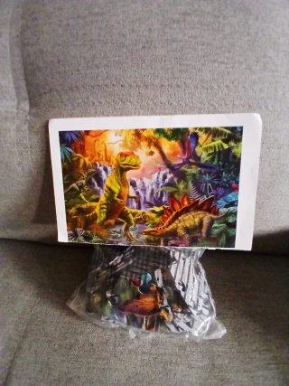 Puzzle di dinosauri in scatola