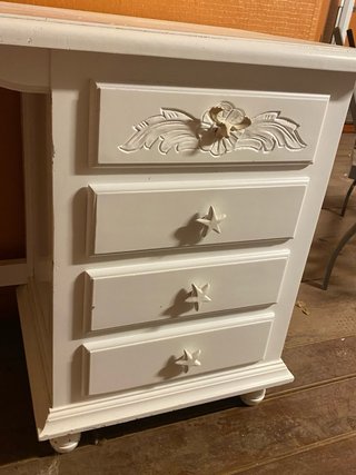 Escritorio blanco con cajonera