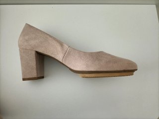 Zapatos color nude , maquillaje.