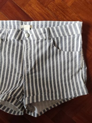 Pantalón corto H&M rayas gris azulado y blancas