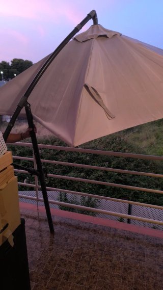 Sombrilla de terraza beige y negra