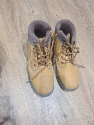 Botas de invierno beige y marrón
