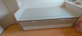 Cama nido beige y blanca con cajones.