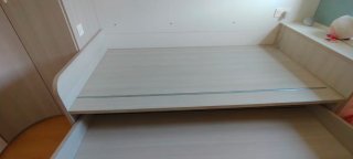 Cama nido beige y blanca con cajones.