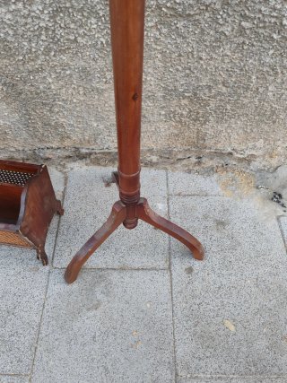 Perchero de madera con revistero