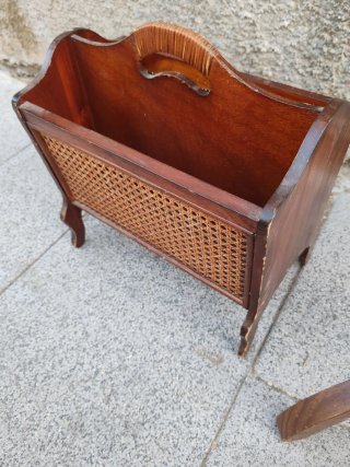 Perchero de madera con revistero