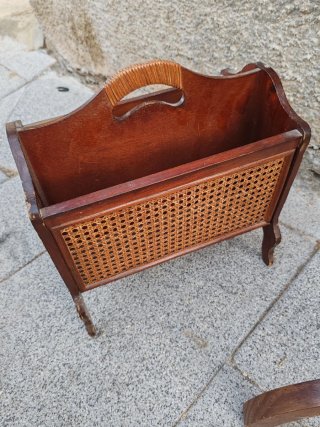 Perchero de madera con revistero