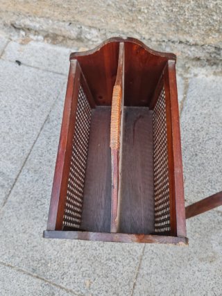 Perchero de madera con revistero